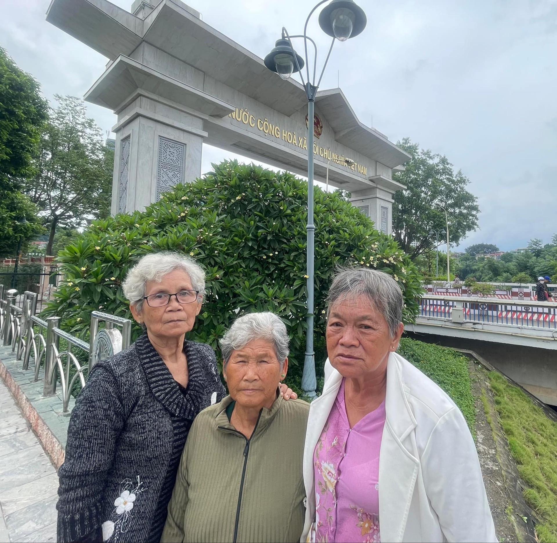 Hình ảnh ba bà bạn thân