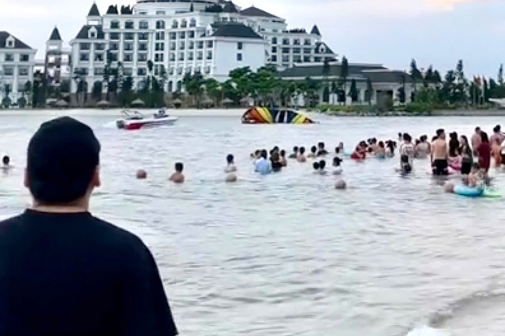 Dù lượn rơi xuống biển