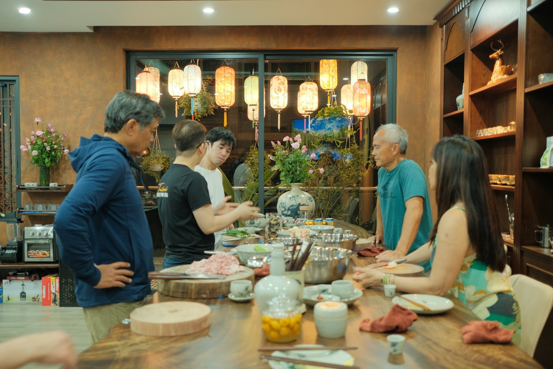 Khách quốc tế trải nghiệm nấu ăn