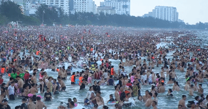 bien sam son dong nghet chieu cuoi tuan du khach chen nhau tranh nong 83160