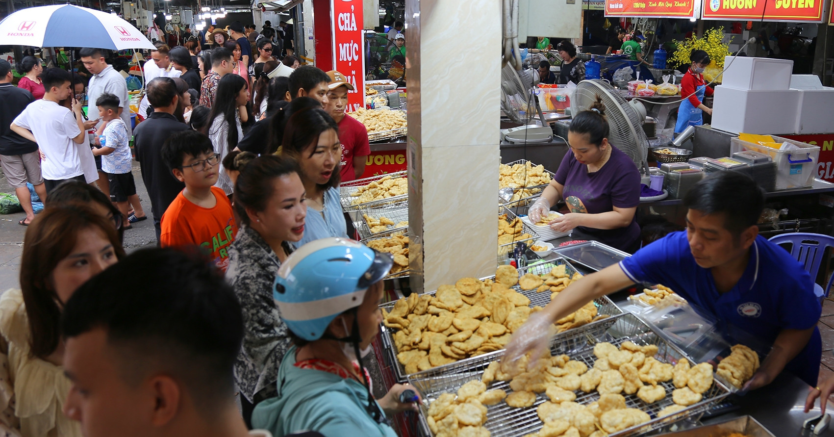 du khach chen nhau mua hai san o cho noi tieng ha long cuoi ky nghi le 45225