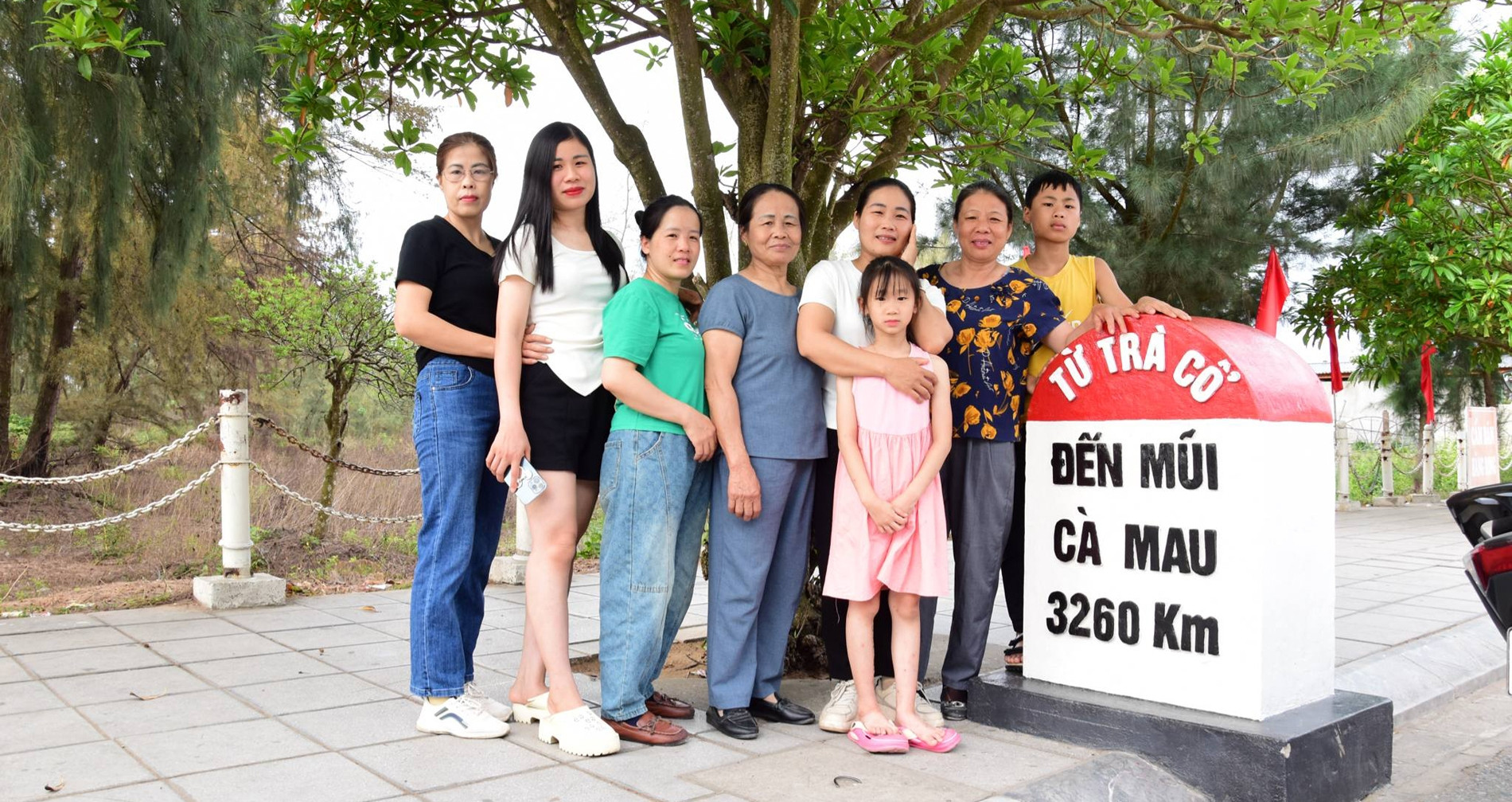 gia dinh 3 the he ru nhau di xe may vuot 250km toi quang ninh ngau hung ma vui 65446