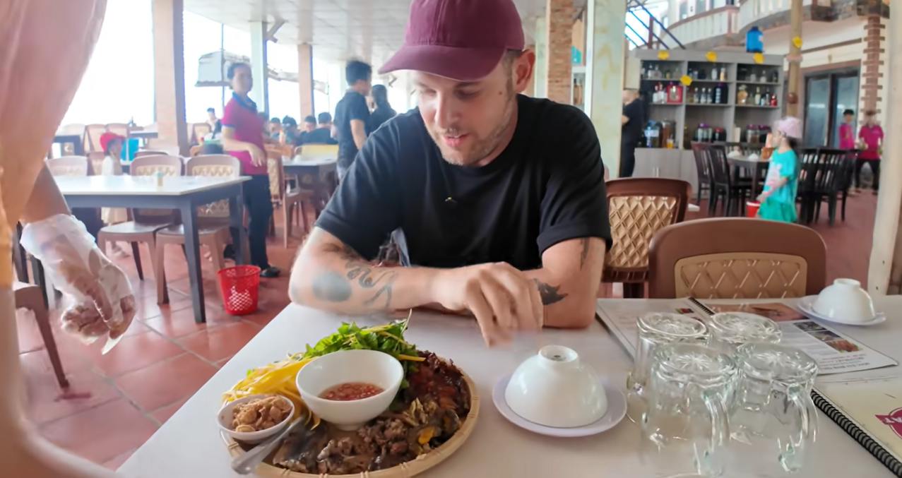khach tay thu dac san 4 chan la mieng o viet nam khen thit dai ngon ngot 1716