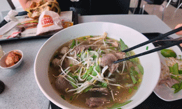 khach tay thu mon pho san bay 1.gif