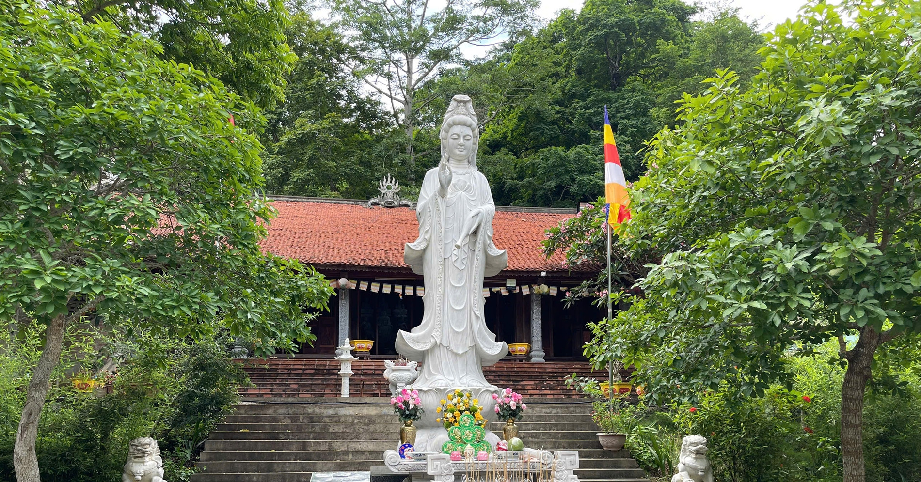 ngoi chua an minh trong hang da hut khach nho video trieu view cua su thay 106615