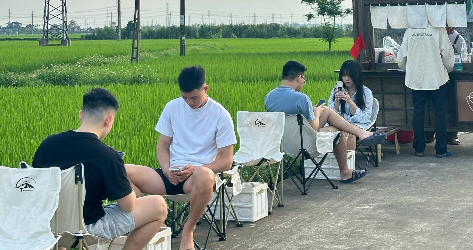 quan ca phe giua dong lua o thai binh chuan bi ca kem boi chong muoi cho khach 39781