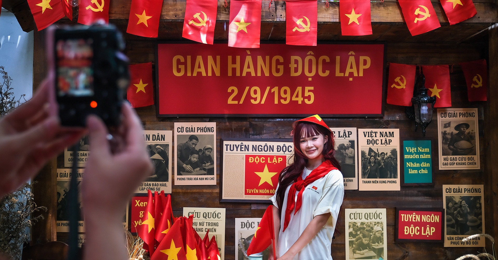 quan ca phe ha noi ruc sac do hut khach toi chup anh nhan dip 80 nam quoc khanh 318