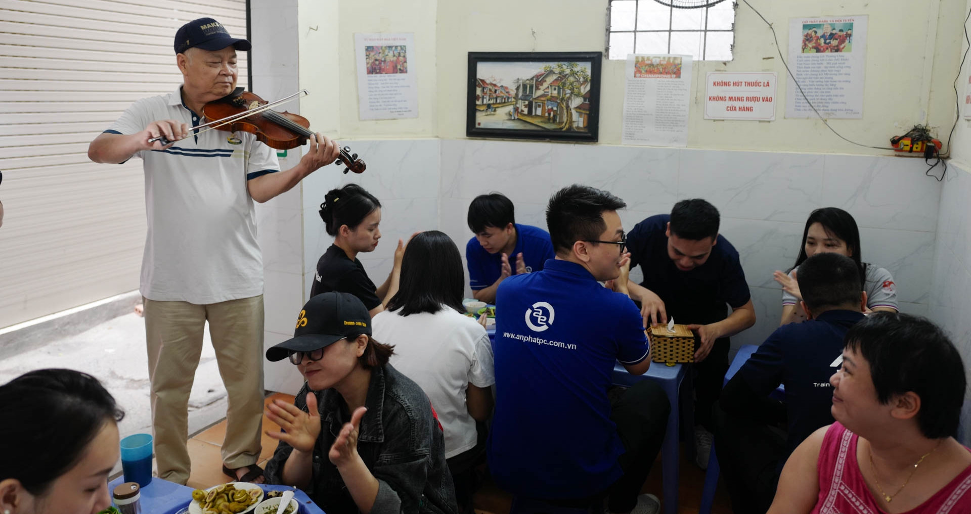 quan oc binh dan o ha noi khach vua an vua nghe ong chu keo violin dieu nghe 71280