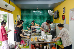 quan pho ga dong kin khach o ha noi 2 lan duoc michelin gioi thieu 92209