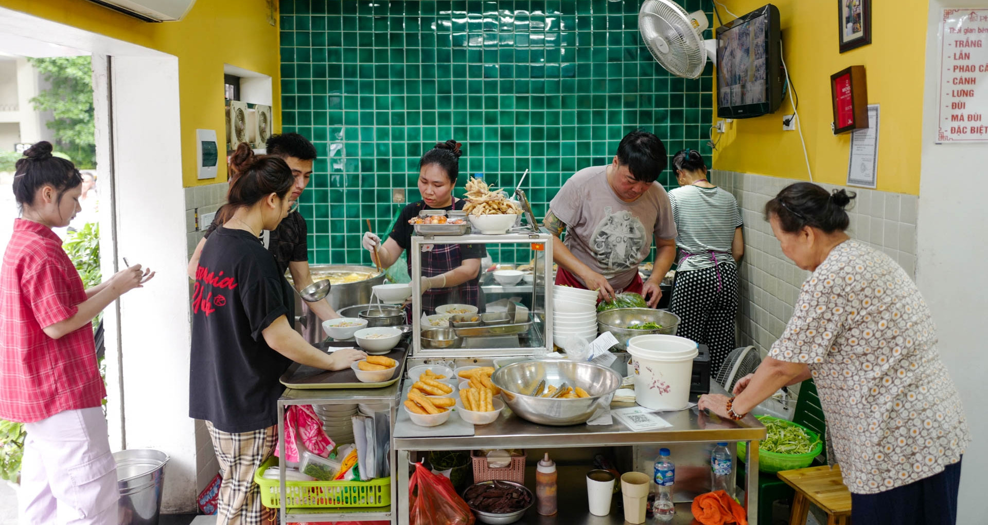 quan pho ga dong kin khach o ha noi 2 lan duoc michelin gioi thieu 92211