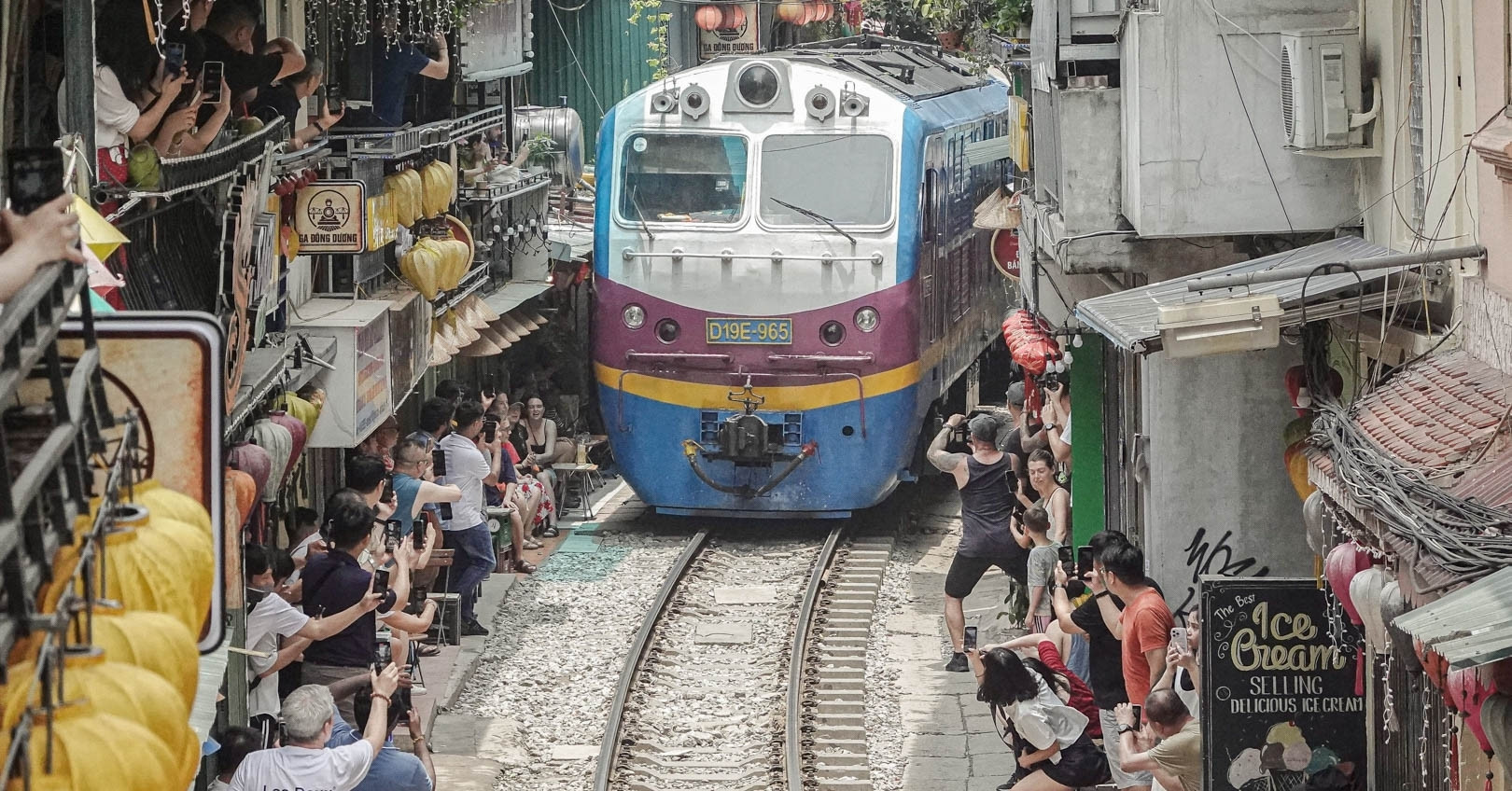 thot tim canh khach lao ra duong ray truot nga o pho ca phe duong tau ha noi 118521