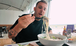 thumb khach tay an pho san bay.gif