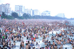 Biển Sầm Sơn đông đúc