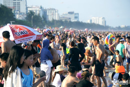 Du khách tắm biển Sầm Sơn